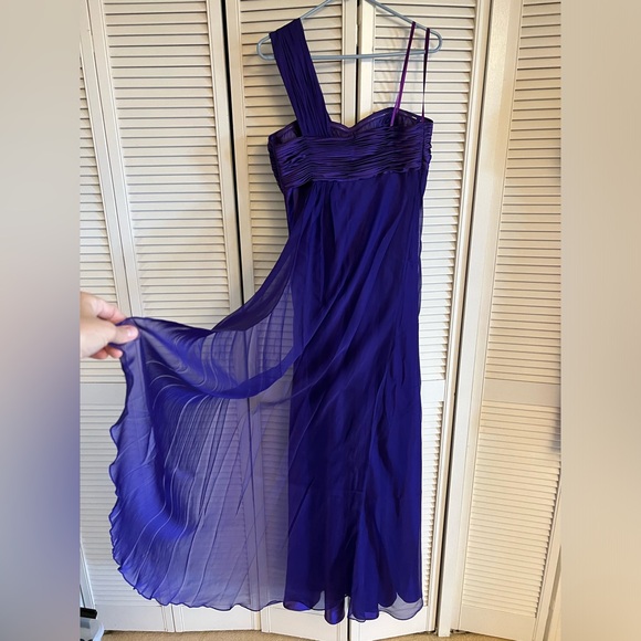 Brand new gown - Picture 3 of 5